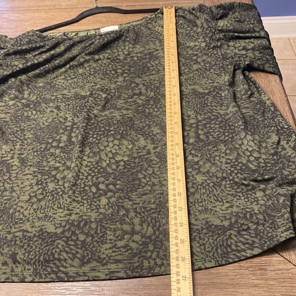 Ava & Viv 2X Green Top with Black Floral Design, Long Sleeved - Picture 7 of 8